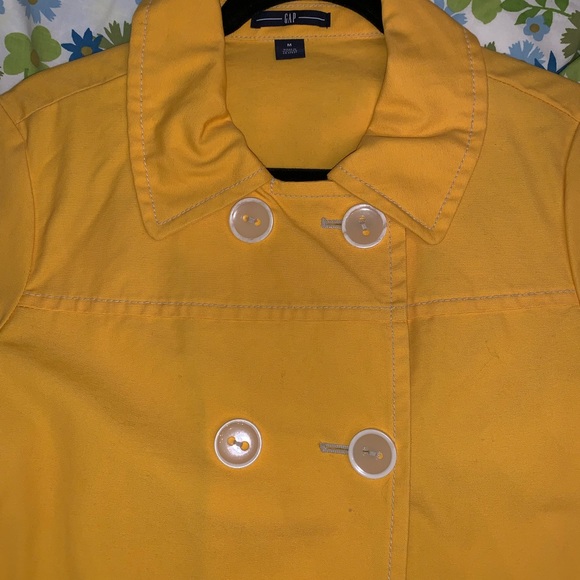 Beautiful yellow GAP trench coat (medium) - Picture 2 of 5